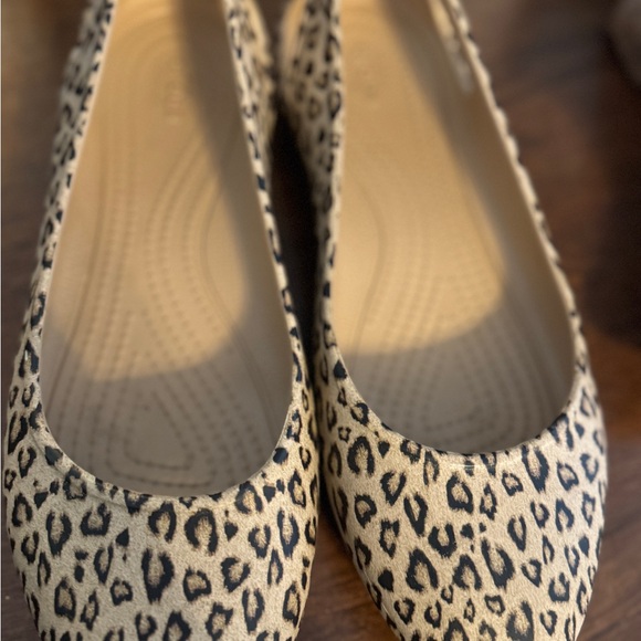 Crocs Leopard Print Women's Flats 8W - Picture 2 of 3